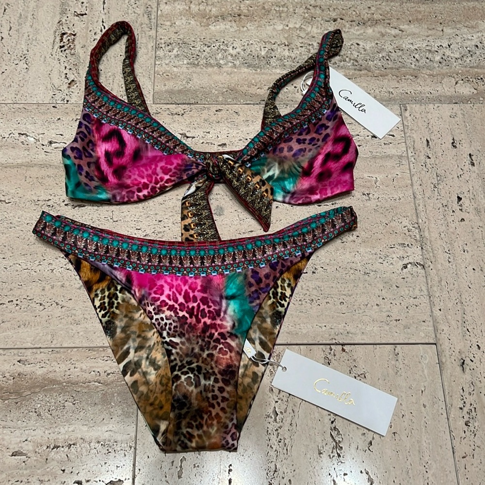 NWT CAMILLA SURREALIST SUPERSTITION REVERSIBLE TIE FRONT TOP AND HIGH LEG PANT - Picture 1 of 5
